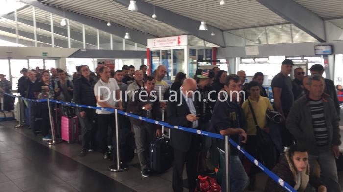 Bllokohen me dhjetëra pasagjerë në portin e Durrësit (FOTO)