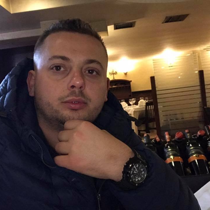 Ky është i riu që u qëllua me armë zjarri nga 2 persona me maska