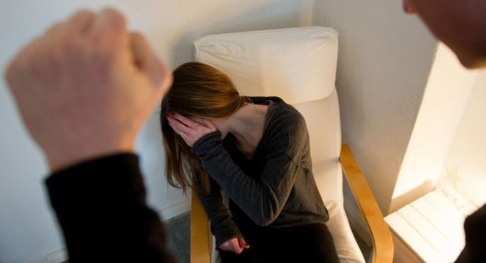 Durrës, i shkon bashkëjetueses në punë dhe e rreh në sy të të gjithëve