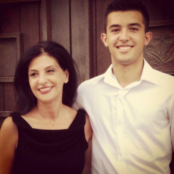 “Dobësia e mamës”, dedikimi i ndjerë i  Jozefina Topallit për të birin