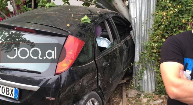 Përplaset me 3 makina, pastaj përfundon drejt e në oborrin e shtëpisë (FOTO)