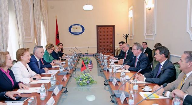 Ambasada amerikane zbardh vizitën e kongresmenëve