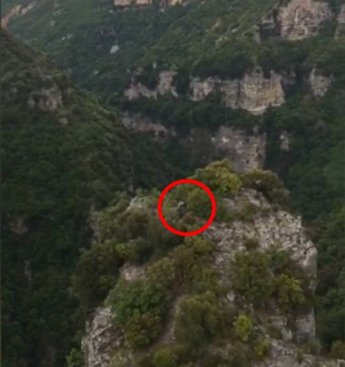 Shpëtohen oficerët e policisë, ja vendi i rrezikshëm ku kishin ngecur (VIDEO)