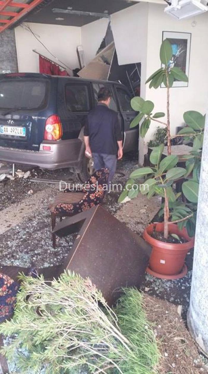Durrës, arrestohet drejtuesi i makinës që hyri brenda në lokal, bëri për spital 3 të rinj