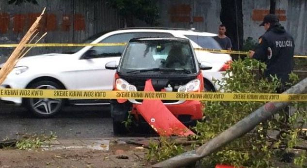 Shoferja përplaset me shtyllën dhe pemën, përfundon në spital