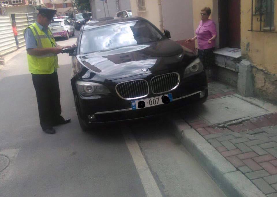 “James Bond” me targë 007 parkon keq, ironizon Veliaj: U pika!