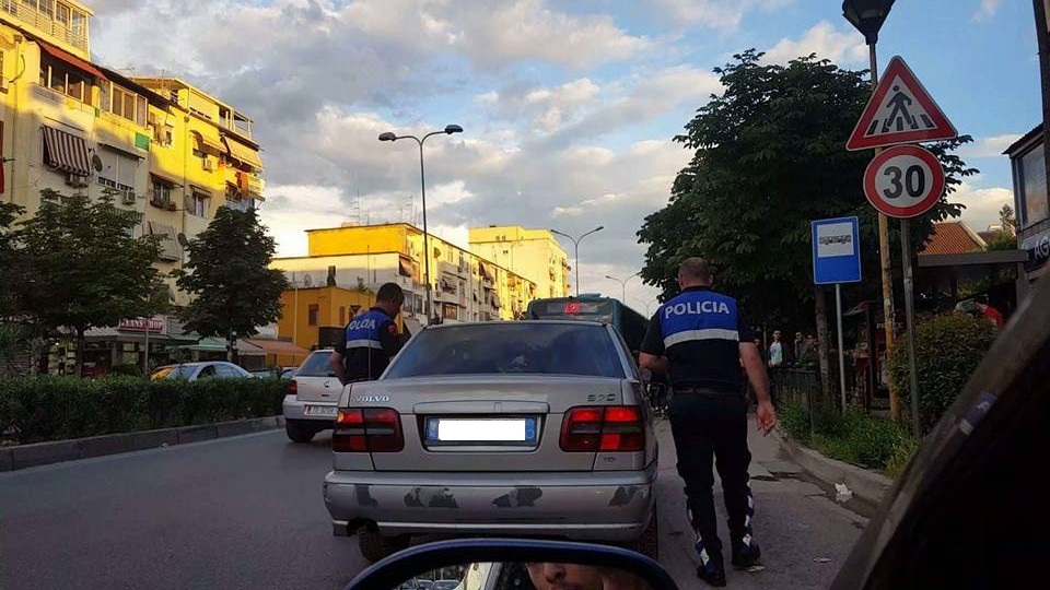 VIDEO/ Policët ofendojnë rëndë shoferin në Tiranë: Të ** motrën