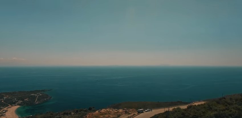 Këngëtari i famshëm xhiron videoklipin në plazhet fantastike të Shqipërisë (VIDEO)