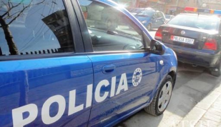 Përplasen 2 makina, plas sherri mes 4 personave