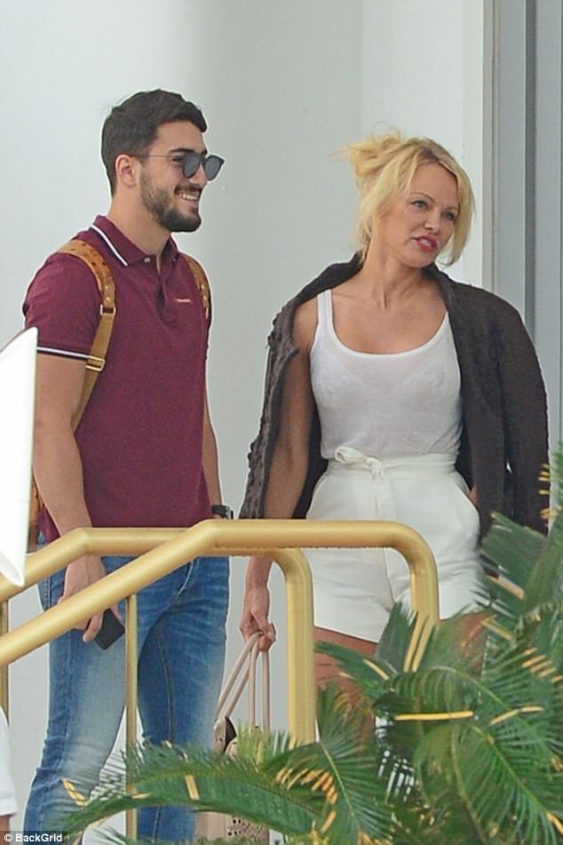 Pamela Anderson kapet mat, në hotel me djalin e biznesmenit të njohur shqiptar (FOTO)