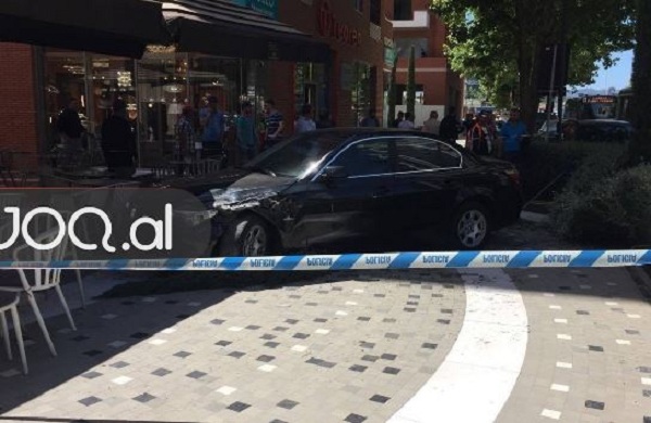 Aksident i frikshëm, makina merr përpara tavolinat e lokalit (FOTO)