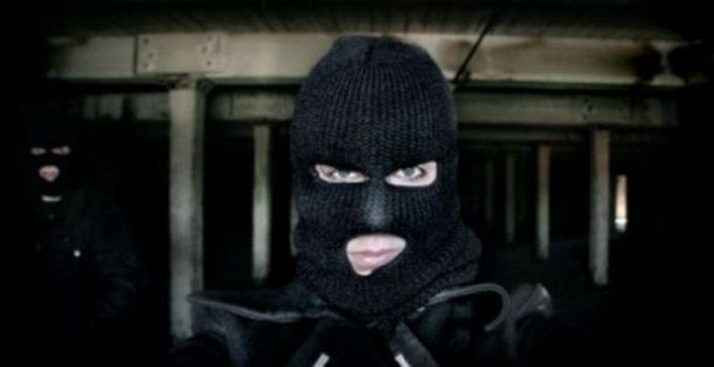 Krutanit i vënë armën në kokë dhe i marrin “Benz”-it