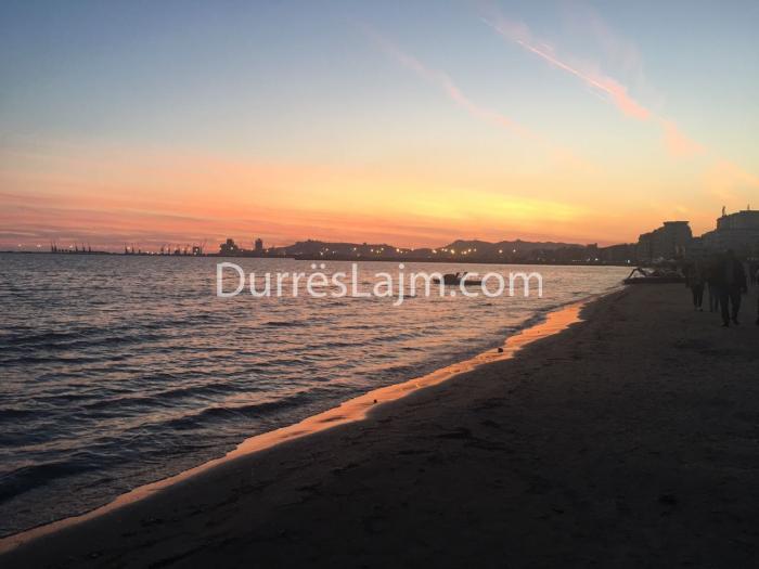 FOTOLAJM/ Perëndimi magjik i diellit në plazhin e Durrësit