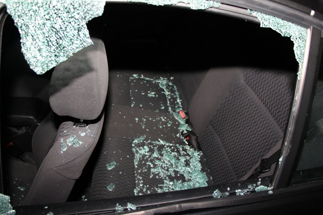 Sherr me sëpata mes komshinjve në Durrës, thyhen xhamat e makinës dhe muri i avllisë