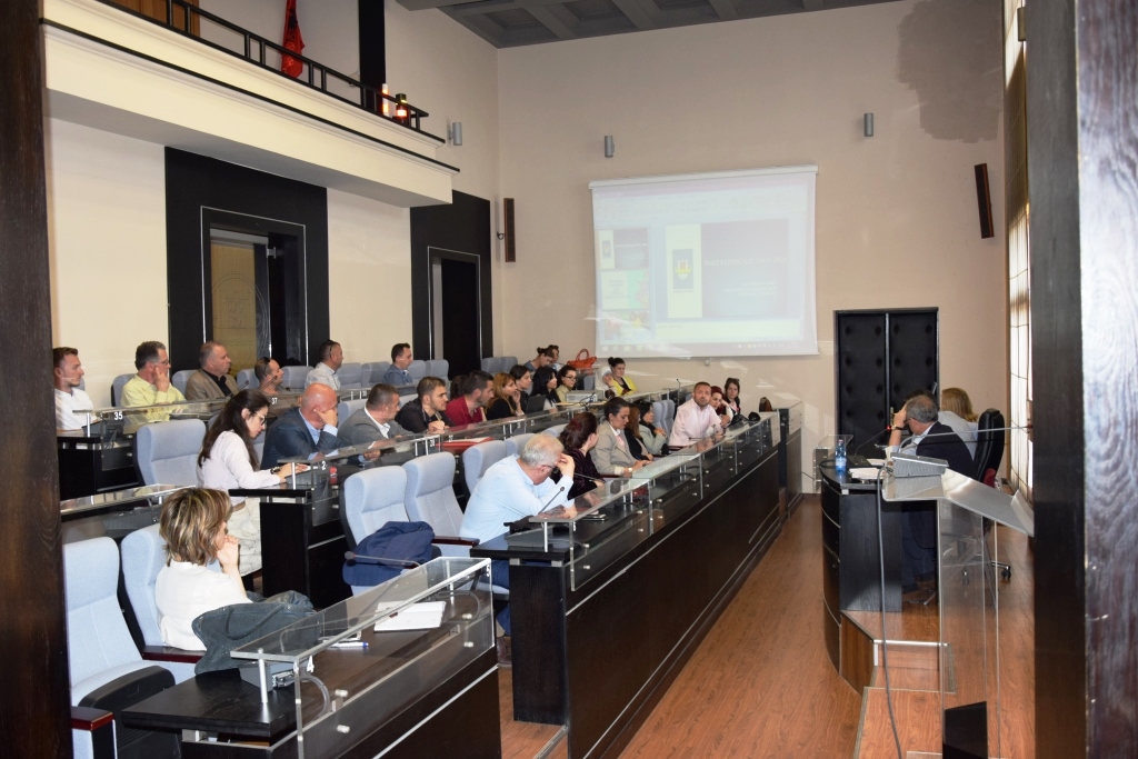 Durrës, dëgjesë publike për paketën fiskale 2018-2020 (FOTO)