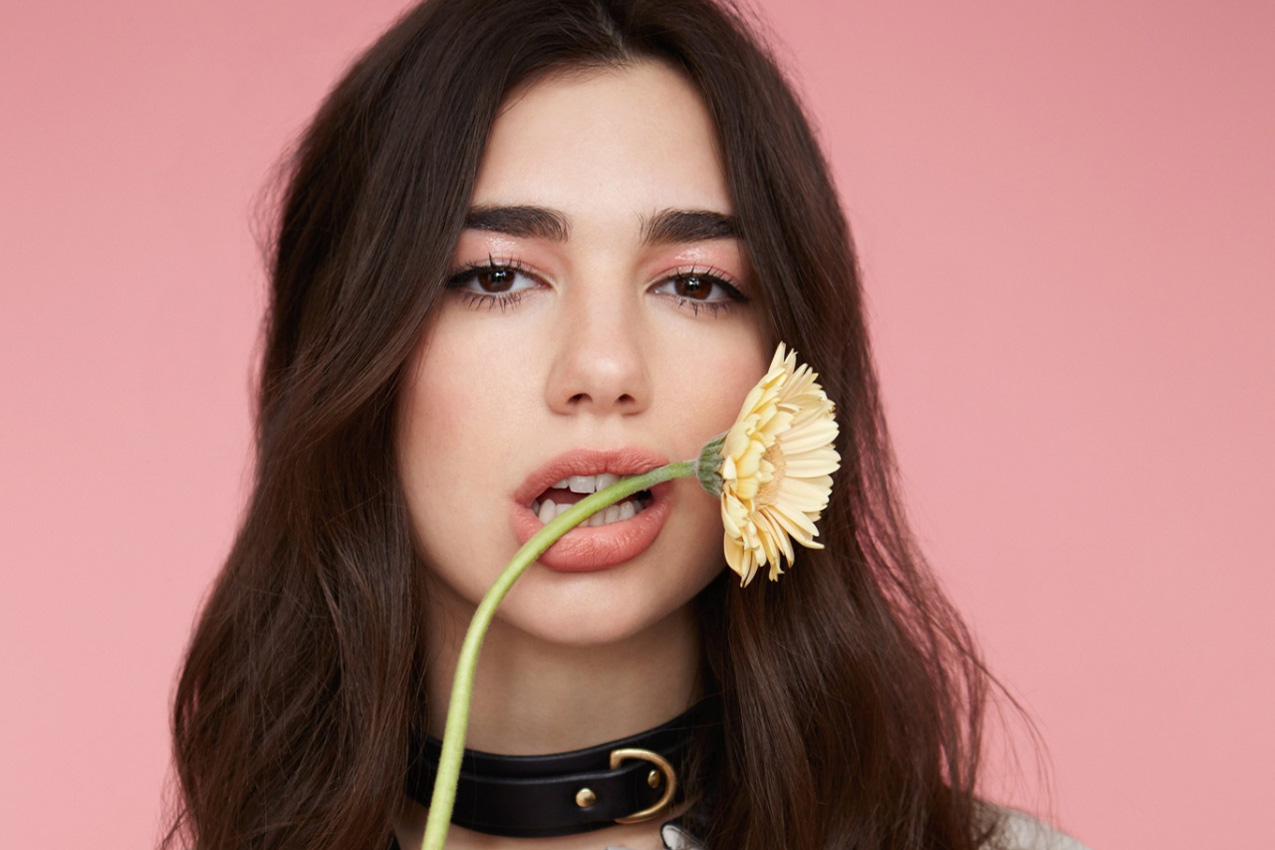 Provokon Dua Lipa, puth një femër në buzë (FOTO)