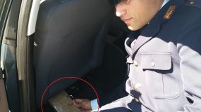 Arrestohen dy të rinjtë shqiptarë, fshihnin drogën poshtë sediljes