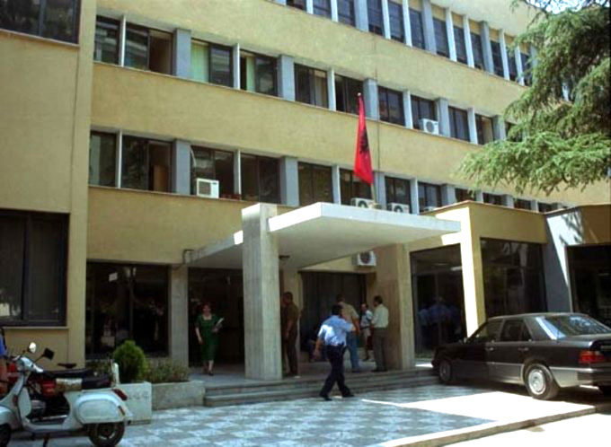 Historia/ Gjobë pas joshjes me seks, burg për 19-vjeçaren dhe 2 shokët e saj