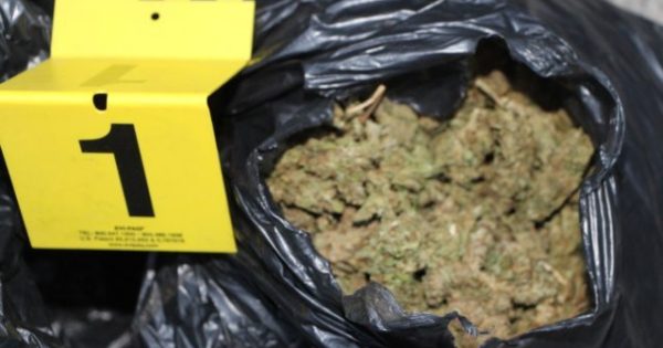 Durrës, i shkojnë kontroll në shtëpi dhe i gjejnë 1.5 kg drogë