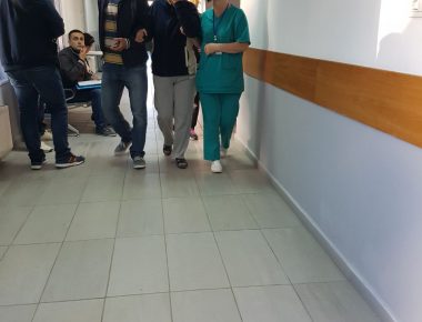 Pluhur misterioz para Kryeministrisë, qytetarët përfundojnë në spital pas mitingut të PD