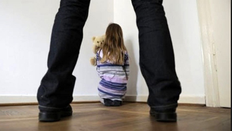 Mësuesi në Tiranë kryente veprime të turpshme me nxënësen, arrestohet