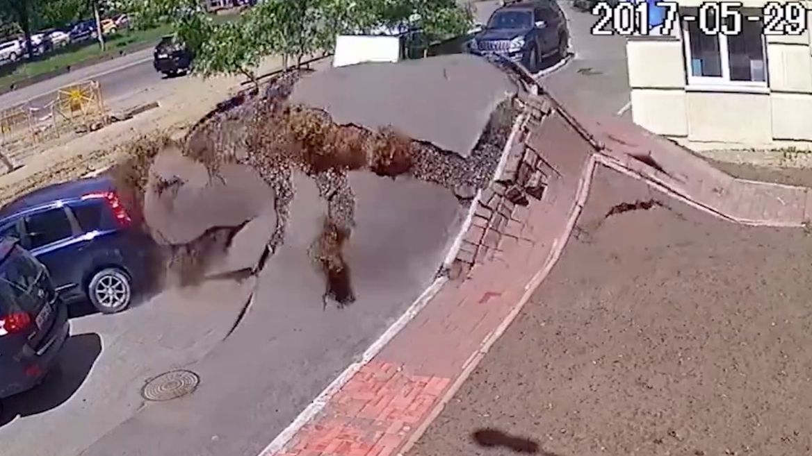 Shpërthen tubacioni, “fluturojnë” njerëzit dhe makinat (VIDEO, FOTO)