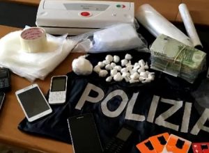 EMRAT/ Kapen me kokainë dhe mijëra euro, pranga 2 vëllezërve shqiptarë