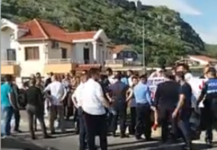 Të rinjtë e PD-së i bllokojnë Ramës rrugën për në Shkodër