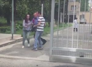 “T’i këpus të dy duart”, polici dhunon fizikisht gazetaren