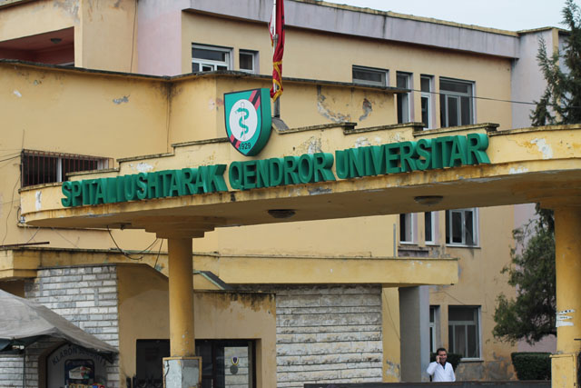 Grushte mjekut në Spitalin Ushtarak, arrestohet 26-vjeçari që kishte shtruar nënën