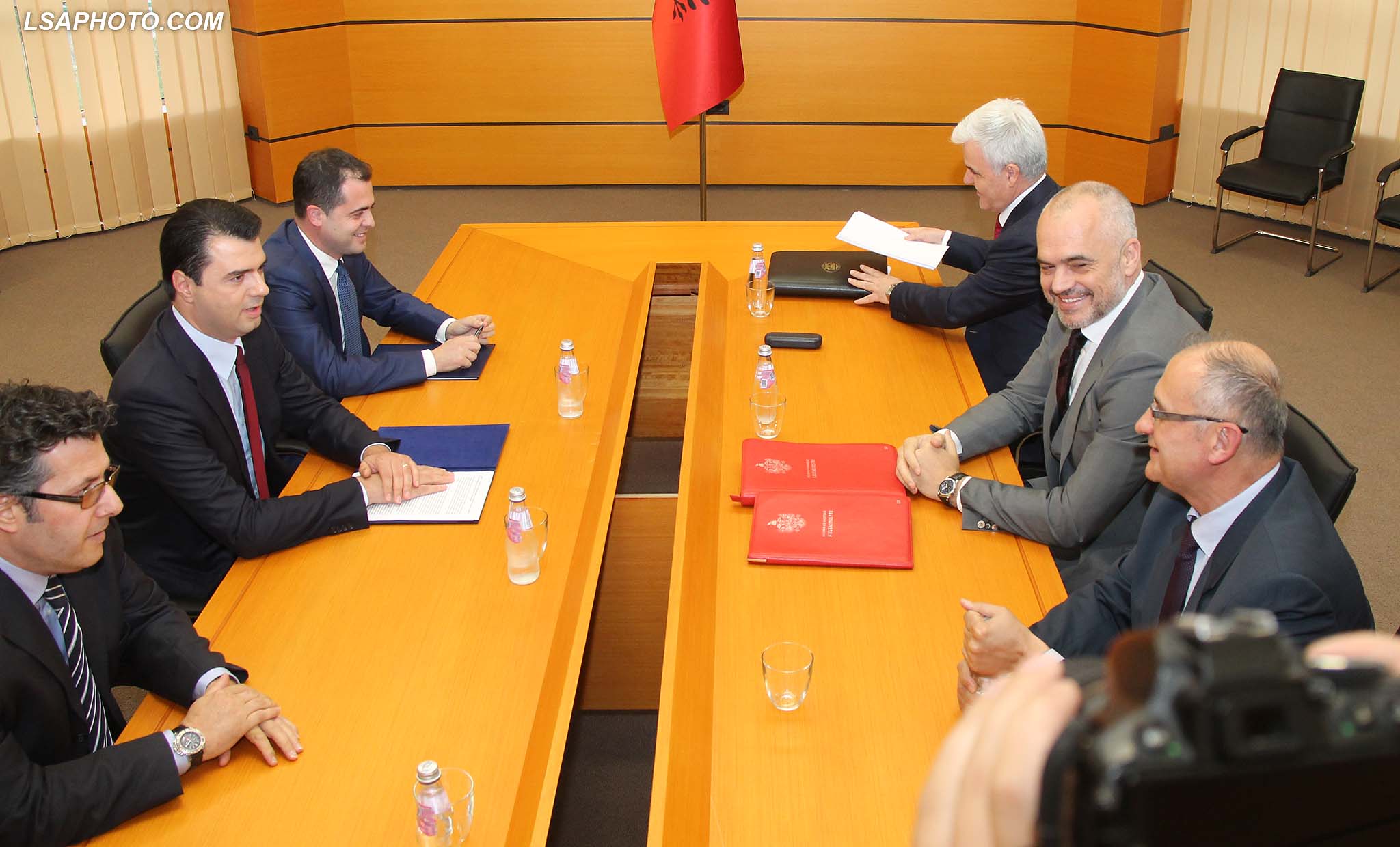 Kriza politike, Rama dhe Basha takohen nesër!