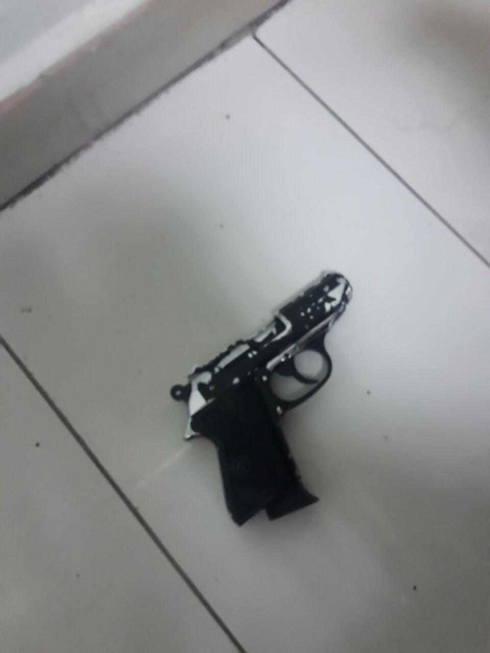 Durrës, kapet me pistoletë, procedohet penalisht i riu