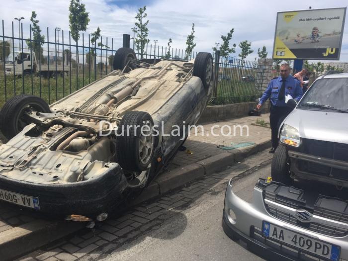 Kalon me të kuqe semaforin, makina kthehet përmbys në hyrje të Durrësit (FOTO)