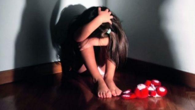 Durrës, 31-vjeçari godet me mjete të forta 7-vjeçaren