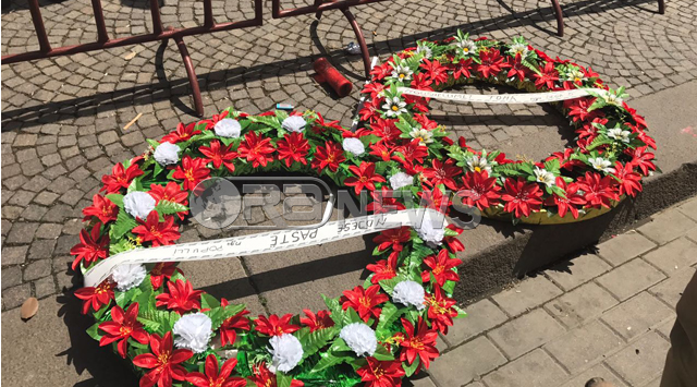 FOTOLAJM/ Kurora funerali përpara zyrës së Edi Ramës