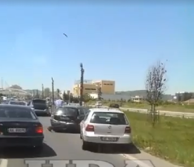 Aksidentet s’kanë të ndalur në autostradën Tiranë-Durrës, përplasen 5 makina (VIDEO)