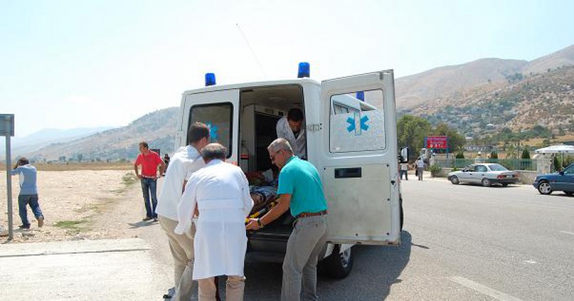 Shoferi humb kontrollin e makinës, 4 të plagosur