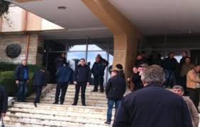 LAJM I FUNDIT/ Durrës, alarmohen qytetarët tek zyra e ALUIZNI-t, shfaqin probleme me frymëmarrjen