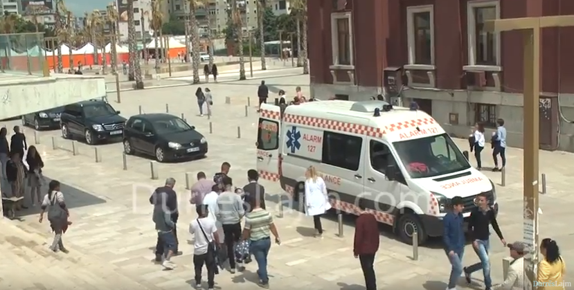 Qytetarit i ranë të fikët në mes të Durrësit, ja për sa erdhi ambulanca (VIDEO)