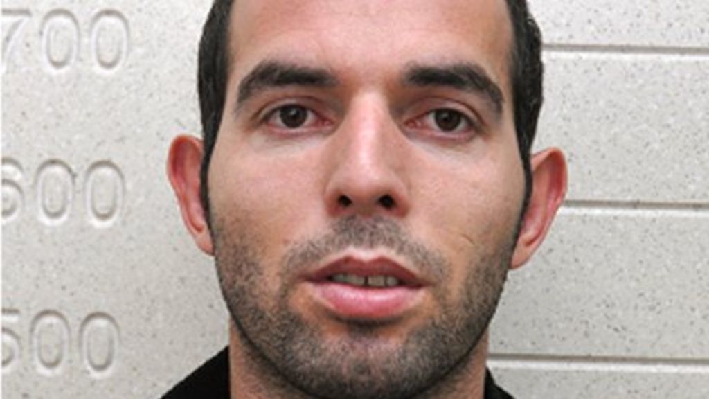 Atentatorët donin të qëllonin djalin, por derën e hapi babai