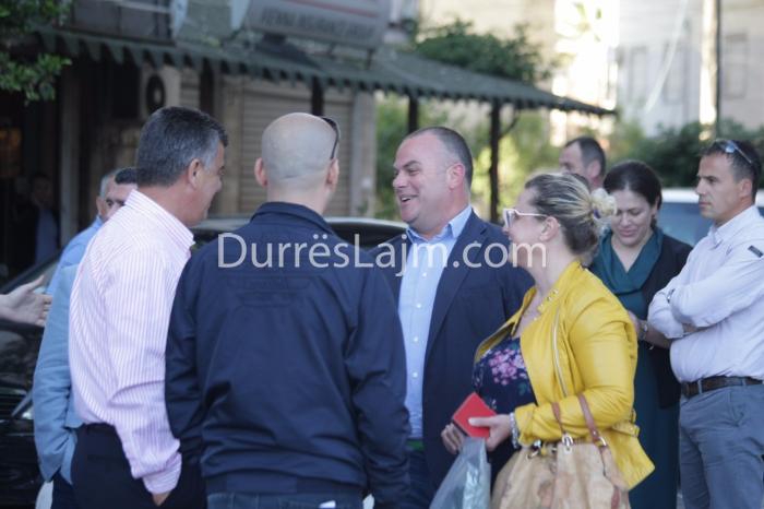 FOTOLAJM/ Takim i përzemërt Koka-Muka, apo diçka më shumë…?