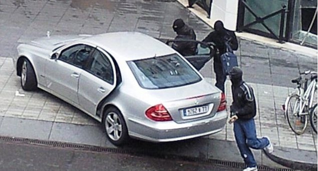 Durrsakes 26-vjeçare i vjedhin “Benz”-in para banesës