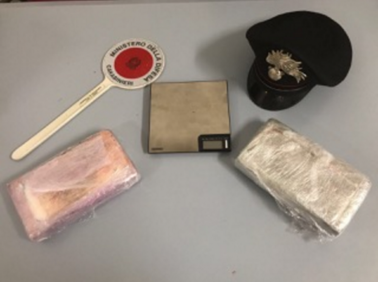 Kapet ‘bosi’ shqiptar, i sekuestrohet kokainë gati 1 milion euro