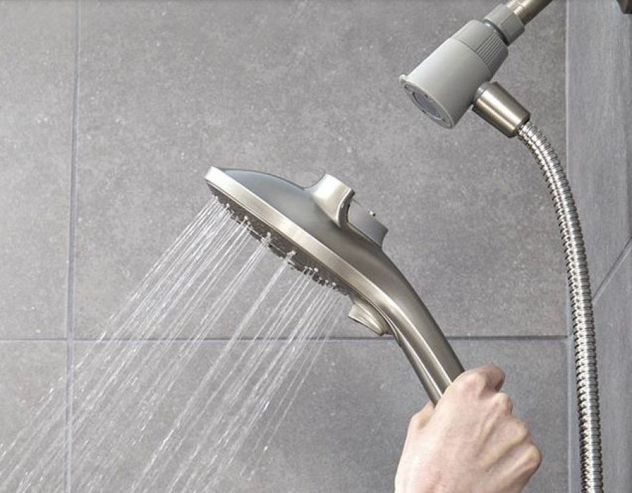 Tragjike/ 20-vjeçari vdes duke bërë dush