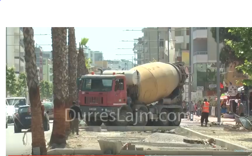 Buldozerë, fadroma e kamionë, mirëpresin me “dashuri” turistët në plazhin e Durrësit (VIDEO)