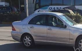 Durrës, e reja me “Benz” humb kontrollin dhe përplaset me trafikndarësen