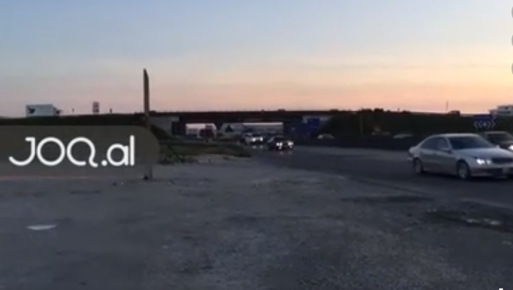 “Benz”-i tmerron shoferët në Durrës, ecën mbrapsht në autostradë se harroi të kthehej (VIDEO)