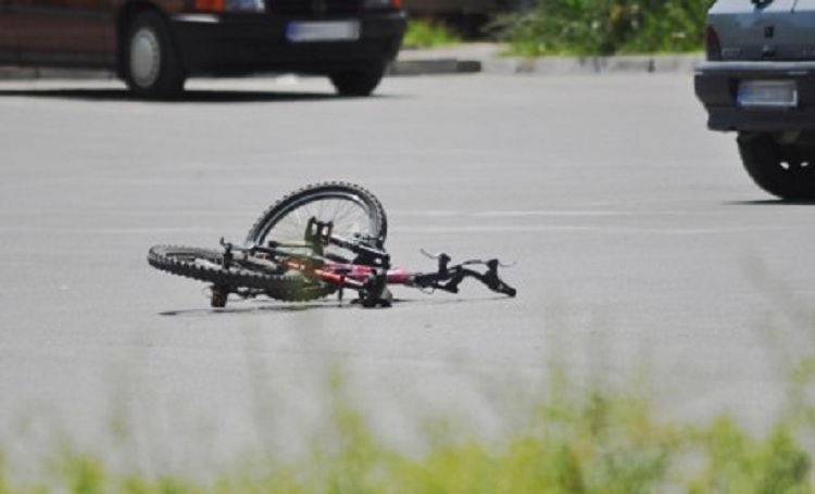 Rrëzohet nga biçikleta me kokë në asfalt, vdes i mituri