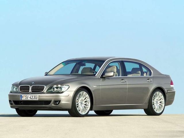 BMW Series 7 po kthehen mbrapsht, ka diçka që nuk shkon me to (FOTO)
