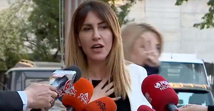 Bregu kritikon Bashën në media, por çfarë i bën nga mbrapa deputetja e PD-së (VIDEO)